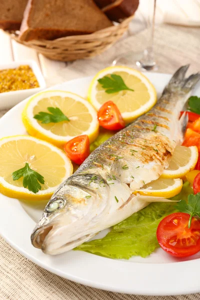 Delicioso pescado a la parrilla en el plato en primer plano de la mesa —  Fotos de Stock