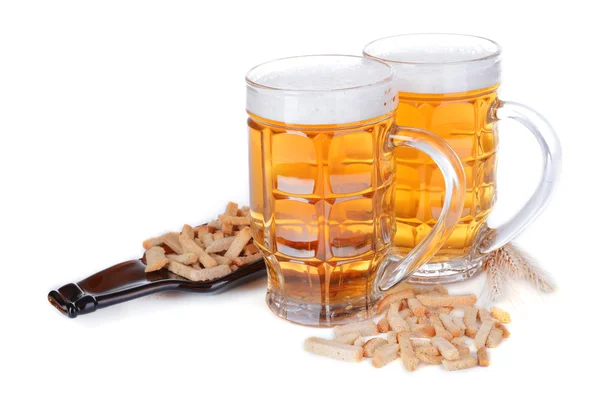 Vasos de cerveza con merienda aislada en blanco —  Fotos de Stock