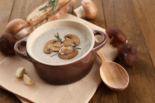 Gomba leves pot, fából készült háttér — Stock Fotó