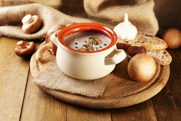 荒布背景に木製のテーブルに、鍋にマッシュ ルーム スープ — ストック写真