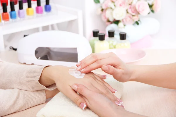 Proces manicure kosmetyczny z bliska — Zdjęcie stockowe