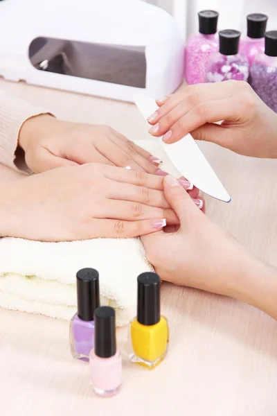 Processo di manicure nel salone di bellezza da vicino — Foto Stock