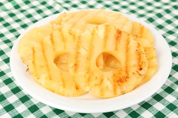 Succoso ananas grigliato sul piatto in primo piano — Foto Stock