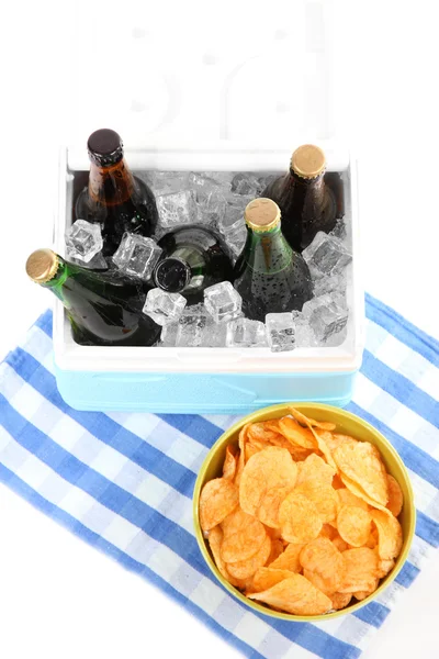 Cassapanca di ghiaccio piena di bevande in bottiglia su tovagliolo di colore, isolata su bianco — Foto Stock