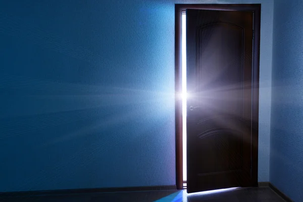 Açık kapı dışında parlak bir ışık ile — Stok fotoğraf