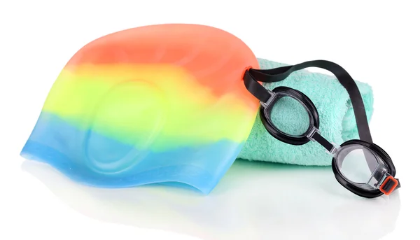 Conjunto para piscina: touca de natação, óculos e toalha isolada em branco — Fotografia de Stock