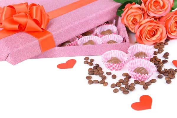 Deliciosos chocolates em caixa com flores close-up — Fotografia de Stock