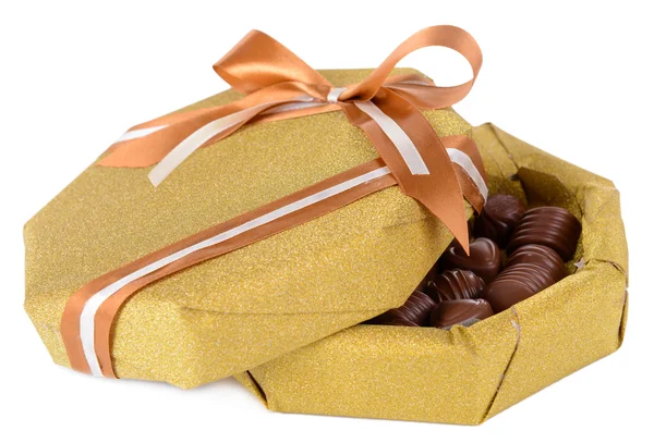 Deliziosi cioccolatini in scatola isolati su bianco — Foto Stock