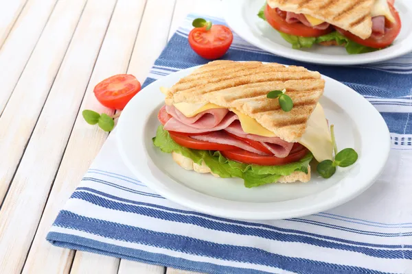 Matig smörgås med skinka på träbord — Stockfoto