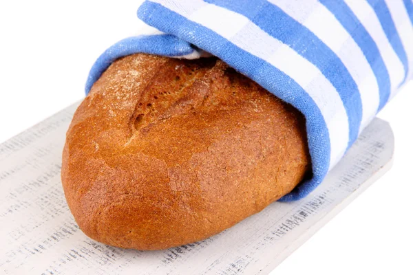 Pane di segale in tovagliolo su stand di legno da vicino — Foto Stock