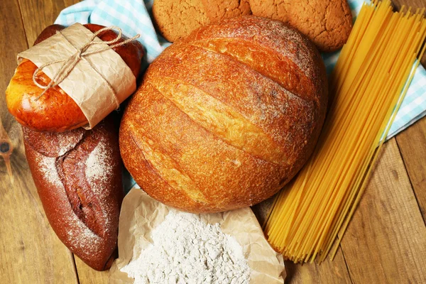 Productos de panadería sobre mesa de madera — Foto de Stock