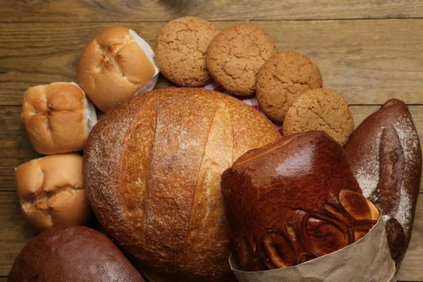 Produtos de padaria em mesa de madeira — Fotografia de Stock