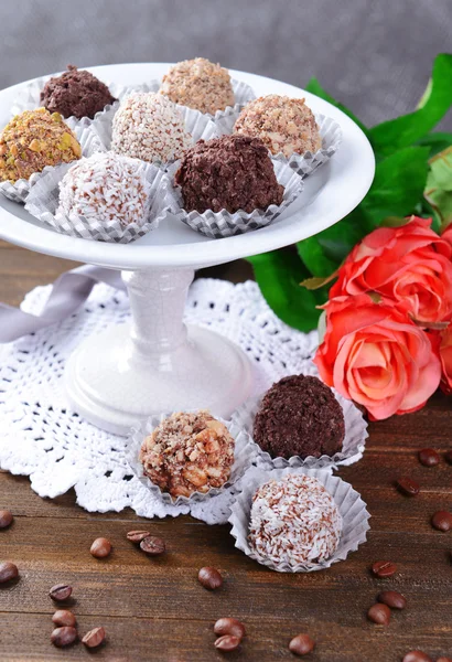Набір шоколадних цукерок на столі на сірому фоні — стокове фото