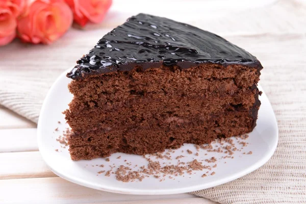 Delicioso pastel de chocolate en el plato en primer plano de la mesa —  Fotos de Stock
