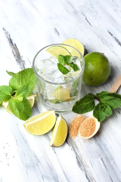 Ingredientes para limonada na mesa de madeira — Fotografia de Stock