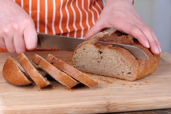 Cięcia chleba na desce na jasnym tle — Zdjęcie stockowe