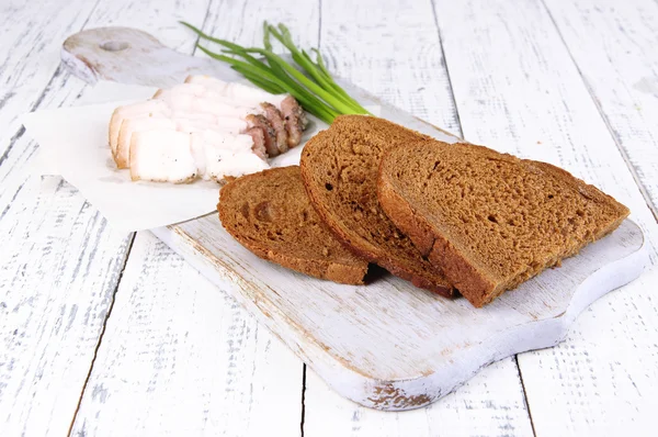 Kromki chleba i smalec z cebulą na deska do krojenia na drewniane tła — Zdjęcie stockowe