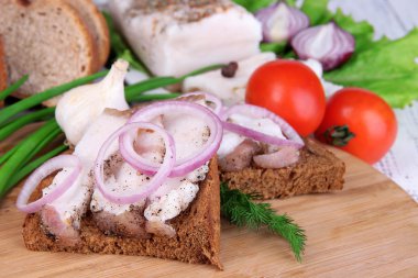 dilim ekmek ve domuz yağı tablo üzerinde sebze ile yakın çekim