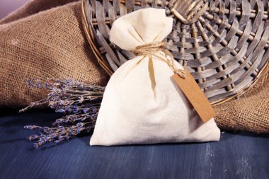 Tekstil poşet çantası ile kurutulmuş lavanta çiçekleri çul zemin üzerine ahşap tablo