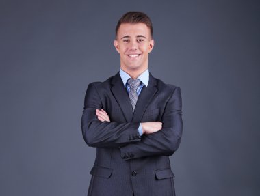 yakışıklı genç gri arka plan üzerinde