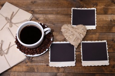 kahve fincanı ve ahşap zemin üzerinde eski boş fotoğraf