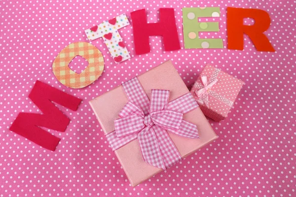 Mother- lettering of handmade paper letters on pink polka background — Stock Photo, Image