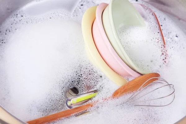 Utensils soaking in kitchen sink — Stock Photo, Image