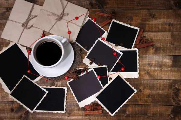 Kaffekopp och gamla tomma bilder, på trä bakgrund — Stockfoto