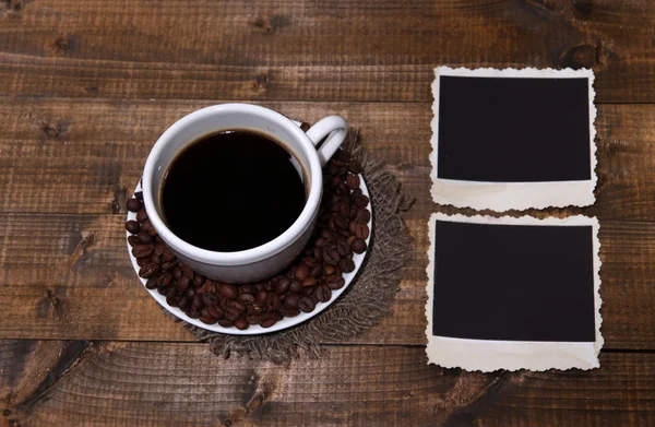 Taza de café y viejas fotos en blanco, sobre fondo de madera —  Fotos de Stock