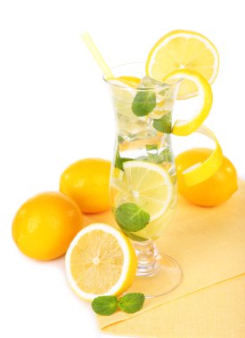 Bir bardak limonlu ve naneli kokteyl, beyaz üzerine izole edilmiş.
