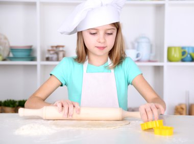 집에서 부엌에 케이크 반죽을 준비 하는 어린 소녀