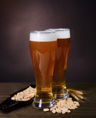 bardak bira ile masaya koyu arka plan üzerinde snack