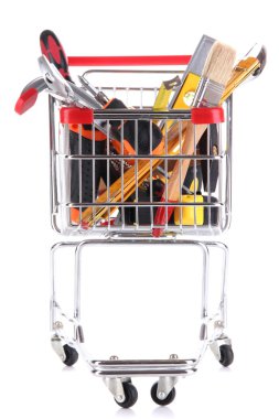 alışveriş sepeti üzerine beyaz izole inşaat araçları