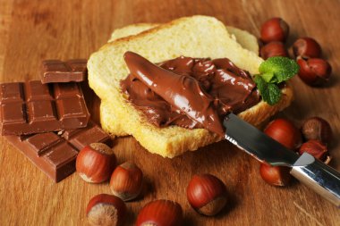 Çikolatalı fındık ahşap zemin üzerine yayılmış sweet ile ekmek