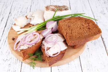 dilim ekmek ve domuz yağı ile soğan ahşap zemin üzerinde kesme tahtası üzerinde