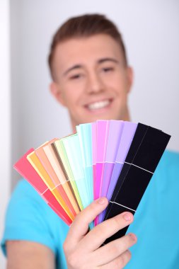 yakışıklı genç tutan paleti yakın çekim