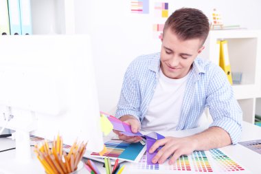 Ofiste çalışan genç yaratıcı tasarımcı