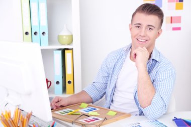 Ofiste çalışan genç yaratıcı tasarımcı