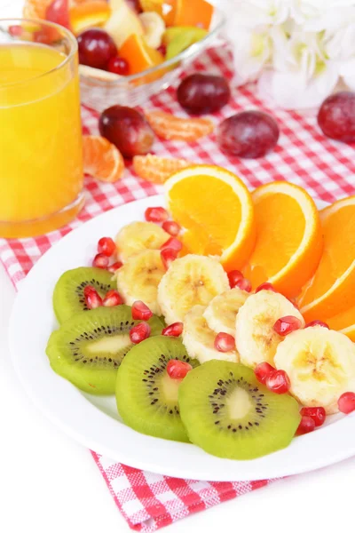 Fruits frais sucrés sur assiette sur table close-up — Photo