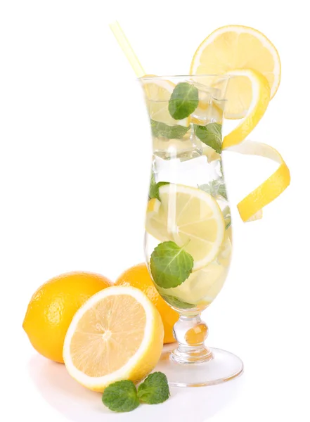 Bicchiere di cocktail con limone e menta isolato su bianco — Foto Stock