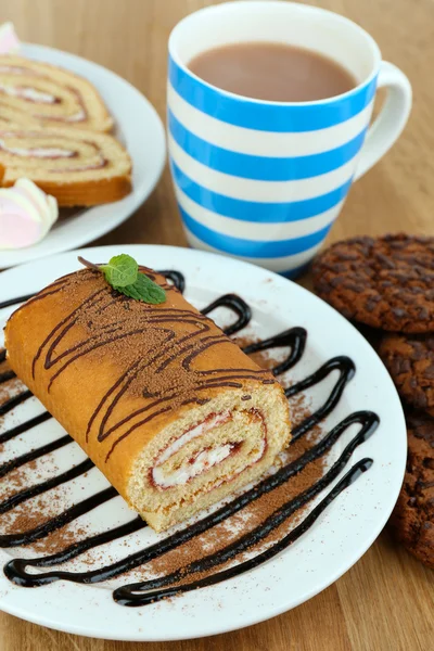 Tazza di tè e dolci da vicino — Foto Stock