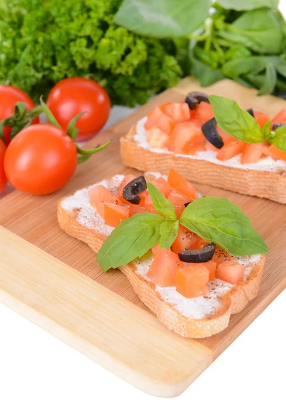 Deliziosa bruschetta con pomodori sul tagliere primo piano — Foto Stock