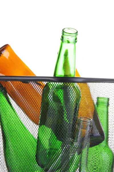 Bouteilles en verre dans le recyclage bin isolé sur blanc — Stock fotografie