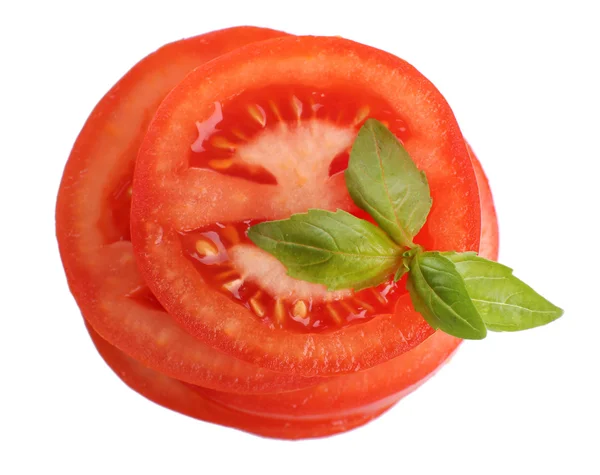 Scheiben frischer Tomaten mit Basilikum, isoliert auf weiß — Stockfoto