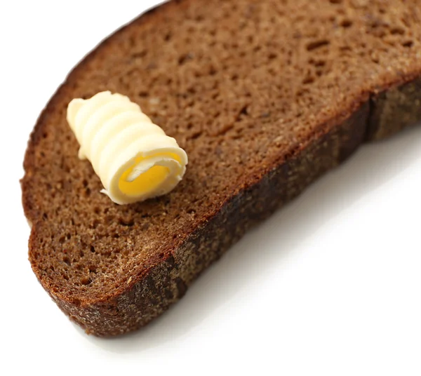 Fatia de pão de centeio com manteiga, isolado em branco — Fotografia de Stock