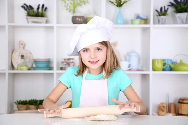 Klein meisje taart deeg in keuken thuis voorbereiden — Stockfoto