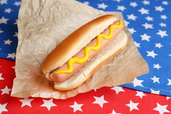 Chutné hot dog na ubrousek s hvězdami, izolované na bílém — Stock fotografie