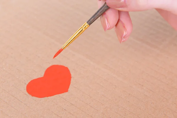 Corazón dibujado a lápiz sobre una hoja de papel de primer plano — Foto de Stock