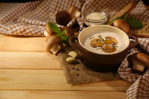 Sopa de champiñones en olla, en servilleta, sobre fondo de madera —  Fotos de Stock