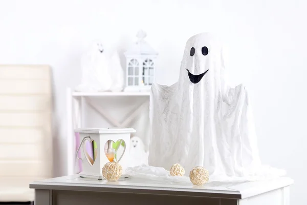 Koyu arka plan üzerinde Halloween hayalet — Stok fotoğraf